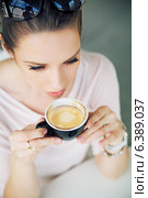 Attractive brunette woman taking a gulp of coffee. Стоковое фото, агентство Ingram Publishing / Фотобанк Лори