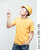 Worker in yellow helmet. Стоковое фото, агентство Ingram Publishing / Фотобанк Лори