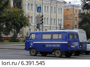 Синий автомобиль УАЗ-452 Почта России на перекрестке города Омск (2014 год). Редакционное фото, фотограф Алексей Гусев / Фотобанк Лори