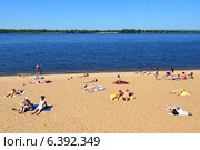 Курортный сезон в Самаре, люди загорают на песчаном пляже на берегу Волги (2014 год). Редакционное фото, фотограф Анна Мартынова / Фотобанк Лори