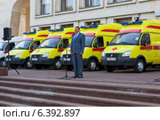 Олег Кувшинников при передаче автомобилей "Скорой помощи" клиникам Вологды и Череповца, приобретенные на средства внебюджетного фонда (2014 год). Редакционное фото, фотограф Николай Мухорин / Фотобанк Лори