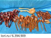 Продажа деревянных ложек на ярмарке народного творчества. Стоковое фото, фотограф Ирина Борсученко / Фотобанк Лори