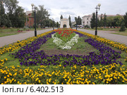 Клумбы цветов и Тарские ворота в Омске (2014 год). Редакционное фото, фотограф Алексей Гусев / Фотобанк Лори