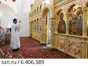 Дьякон у Алтаря Троицкого собора города Реутов (2014 год). Редакционное фото, фотограф Дмитрий Неумоин / Фотобанк Лори