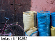Sacks of food for sale at market stall, Medina, Marrakesh, Morocco. Стоковое фото, агентство Ingram Publishing / Фотобанк Лори