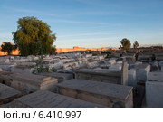 Graves at Jewish Cemetery, Miaara, Mellah, Medina, Marrakesh, Morocco (2012 год). Стоковое фото, агентство Ingram Publishing / Фотобанк Лори