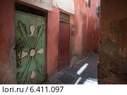 Old doors, Marrakesh, Morocco. Стоковое фото, агентство Ingram Publishing / Фотобанк Лори