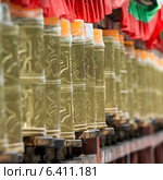 Prayer wheels in Potala Palace, Lhasa, Tibet, China. Стоковое фото, агентство Ingram Publishing / Фотобанк Лори