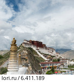 High section view of stupa with Potala Palace in the background, Lhasa, Tibet, China (2012 год). Стоковое фото, агентство Ingram Publishing / Фотобанк Лори