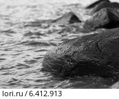 Closeup of a rocks in Lake Winnipeg, Riverton, Hecla Grindstone Provincial Park, Manitoba, Canada. Стоковое фото, агентство Ingram Publishing / Фотобанк Лори