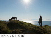 Woman at coast, Twillingate, North Twillingate Island, Newfoundland And Labrador, Canada (2013 год). Стоковое фото, агентство Ingram Publishing / Фотобанк Лори