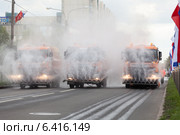 Поливочные автомобили на городской дороге во время парада в честь дня города. Колпино (2014 год). Редакционное фото, фотограф Кекяляйнен Андрей / Фотобанк Лори