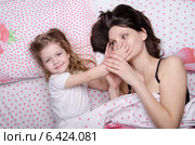 Мама целует руку дочери. Стоковое фото, фотограф Иванов Алексей / Фотобанк Лори