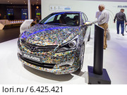 Hyundai Solaris. Московский международный автомобильный салон 2014. Редакционное фото, фотограф Сергей Лаврентьев / Фотобанк Лори