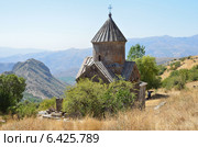 Храм примерно 10 века в древнем монастыре Тсахацкар в горах Армении (2014 год). Стоковое фото, фотограф Овчинникова Ирина / Фотобанк Лори