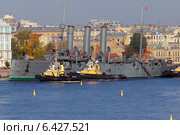 Санкт-Петербург. Буксировка крейсера "Аврора" для планового ремонта в Кронштадт (2014 год). Редакционное фото, фотограф Александр Тарасенков / Фотобанк Лори