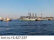 Санкт-Петербург. Буксировка крейсера "Аврора" для планового ремонта в Кронштадт (2014 год). Редакционное фото, фотограф Александр Тарасенков / Фотобанк Лори