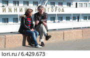 Взрослые мужчина и женщина на набережной. Стоковое видео, видеограф Кекяляйнен Андрей / Фотобанк Лори