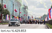 Полицейская машина сопровождения во главе парада, посвященный дню города. Колпино (2014 год). Редакционное видео, видеограф Кекяляйнен Андрей / Фотобанк Лори