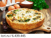 Киш-лорен с курицей, грибами и брокколи на разделочной доске. Стоковое фото, фотограф Надежда Мишкова / Фотобанк Лори