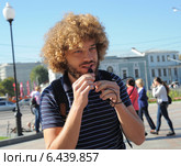 День города. Блогер Илья Варламов проводит велосипедную экскурсию по городу (2014 год). Редакционное фото, фотограф Юрий Пирогов / Фотобанк Лори