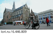 Большая церковь (Grote Kerk) на центральной рыночной площади Grote Markt (Харлем, Голландия) (2014 год). Редакционное видео, видеограф FMRU / Фотобанк Лори