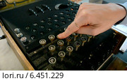 Шифровальная машинка Enigma (Энигма) в рабочем состоянии. Устройство времен Второй мировой войны (2014 год). Редакционное видео, видеограф FMRU / Фотобанк Лори