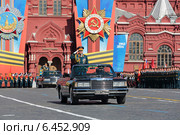 Празднование Дня Победы на Красной площади в Москве. Парад принимает министр обороны Российской Федерации Сергей Кужугетович Шойгу (2014 год). Редакционное фото, фотограф Игорь Долгов / Фотобанк Лори