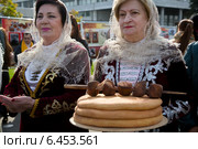 Женщины в осетинских народных костюмах танцуют в парке "Музеон" во время фестиваля осетинской культуры "Фарн" в городе Москве, Россия (2014 год). Редакционное фото, фотограф Николай Винокуров / Фотобанк Лори