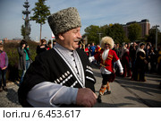 Осетины танцуют в парке "Музеон" во время фестиваля осетинской культуры "Фарн" в городе Москве, Россия (2014 год). Редакционное фото, фотограф Николай Винокуров / Фотобанк Лори