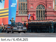 Празднование Дня Победы на Красной площади в Москве. Командовал парадом генерал-полковник Олег Салюков - главнокомандующий Сухопутными войсками России (2014 год). Редакционное фото, фотограф Игорь Долгов / Фотобанк Лори