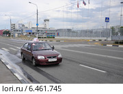 Учебный автомобиль едет по Ходынскому бульвару (2012 год). Редакционное фото, фотограф Дмитрий Абушкин / Фотобанк Лори