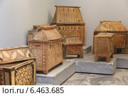 Глиняные саркофаги в археологическом музее в Ираклионе, Крит, Греция (2014 год). Редакционное фото, фотограф Алексей Гусев / Фотобанк Лори