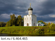 Церковь Покрова Пресвятой Богородицы на реке Нерли. Владимирская область. Боголюбово. Россия (2014 год). Редакционное фото, фотограф Сергей Лаврентьев / Фотобанк Лори