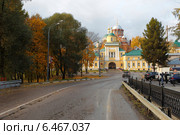 Покровский Хотьковский монастырь и шоссе осенью (2014 год). Редакционное фото, фотограф Дмитрий Неумоин / Фотобанк Лори