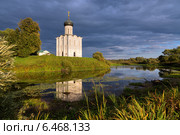 Церковь Покрова на Нерли. Боголюбово. Россия (2014 год). Редакционное фото, фотограф Сергей Лаврентьев / Фотобанк Лори
