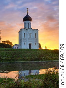 Церковь Покрова Пресвятой Богородицы на Нерли. Рассвет (2014 год). Редакционное фото, фотограф Сергей Лаврентьев / Фотобанк Лори