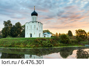 Церковь Покрова Пресвятой Богородицы на Нерли на рассвете. Россия (2014 год). Редакционное фото, фотограф Сергей Лаврентьев / Фотобанк Лори