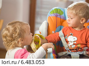 Children having a meal. Стоковое фото, агентство BE&W Photo / Фотобанк Лори