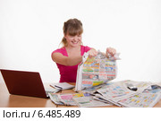 Девушка рвет газету, сидя за столом. Стоковое фото, фотограф Иванов Алексей / Фотобанк Лори