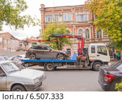 Автомобиль погружен на эвакуатор. Стоковое фото, фотограф Леонид Ардаткин / Фотобанк Лори