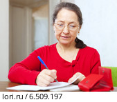 mature woman is calculated family budget. Стоковое фото, фотограф Яков Филимонов / Фотобанк Лори