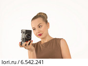 Девушка с фотоаппаратом на белом фоне. Стоковое фото, фотограф Эльвира Гумирова / Фотобанк Лори