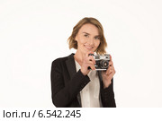 Молодая девушка со старым фотоаппаратом. Стоковое фото, фотограф Эльвира Гумирова / Фотобанк Лори