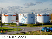 Аэродромные топливные резервуары.Топливо ТС-1 фирм Лукойл и Газпромнефть (2014 год). Редакционное фото, фотограф Александр Тарасенков / Фотобанк Лори