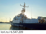 Пограничный сторожевой корабль ПСКР-927 (шифр «Светляк») в Морском порту Сочи вечером (2014 год). Редакционное фото, фотограф Александр Замараев / Фотобанк Лори