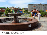 У фонтана в горсаду города Ялуторовска (2014 год). Редакционное фото, фотограф Анатолий Матвейчук / Фотобанк Лори