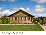 Русская деревня в Культурно-образовательном центре "Этномир" (2014 год). Редакционное фото, фотограф Владимир Чинин / Фотобанк Лори