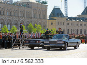 Празднование Дня Победы на Красной площади в Москве. Командующий парадом генерал-полковник Олег Салюков и министр обороны Российской Федерации Сергей Шойгу (2014 год). Редакционное фото, фотограф Игорь Долгов / Фотобанк Лори