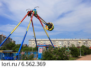 Качели раскачиваются пневмоцилиндром (2014 год). Редакционное фото, фотограф Анатолий Матвейчук / Фотобанк Лори